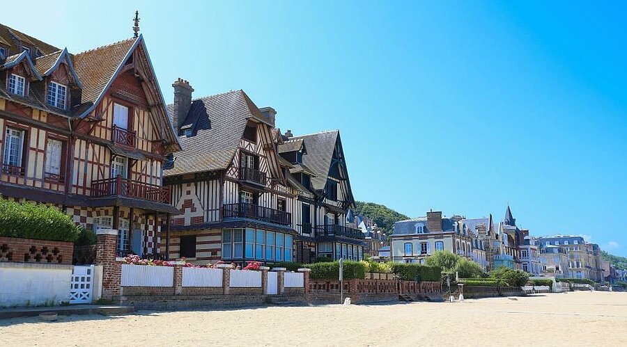 Belle Époque villa’s aan het strand van Deauville, elegante badplaats om te ontdekken tijdens een verblijf op Camping Deauville.