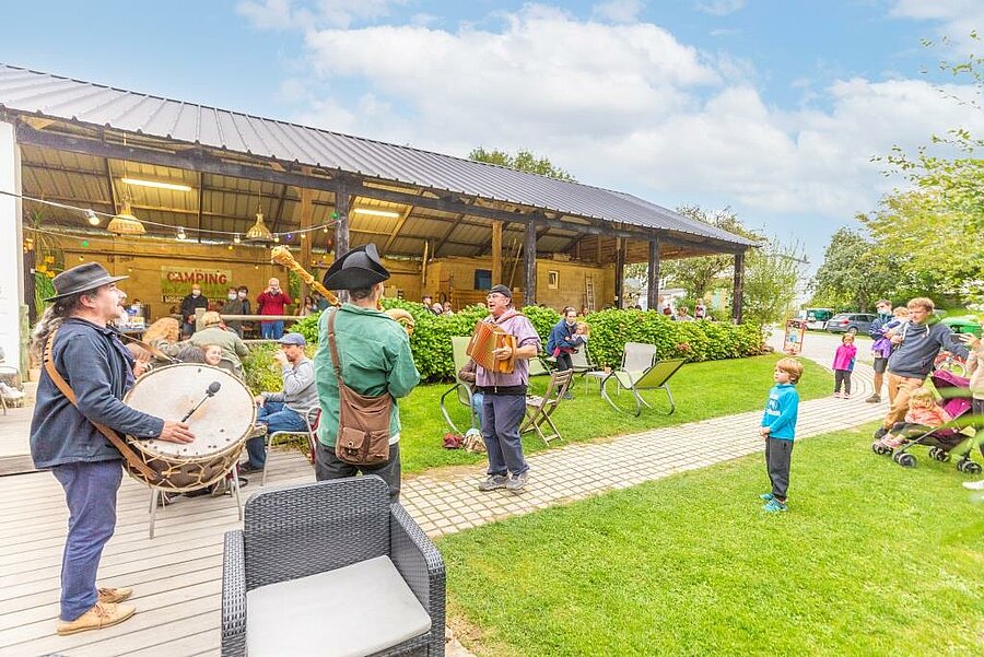 Gezellige muzikale animatie op een campsite nabij Crozon