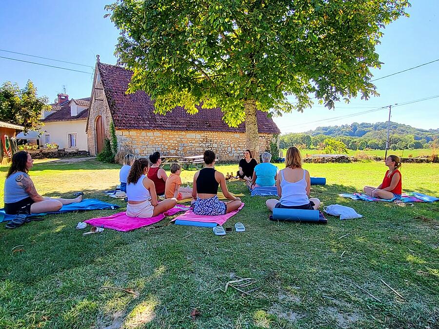 Yogasessie in de open lucht onder de zon