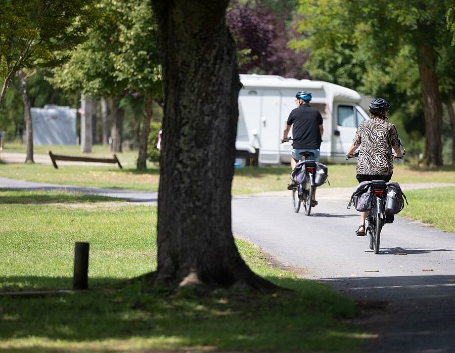 Twee fietstoeristen op camping in de Loirevallei, klaar om de Loire à Vélo route te verkennen