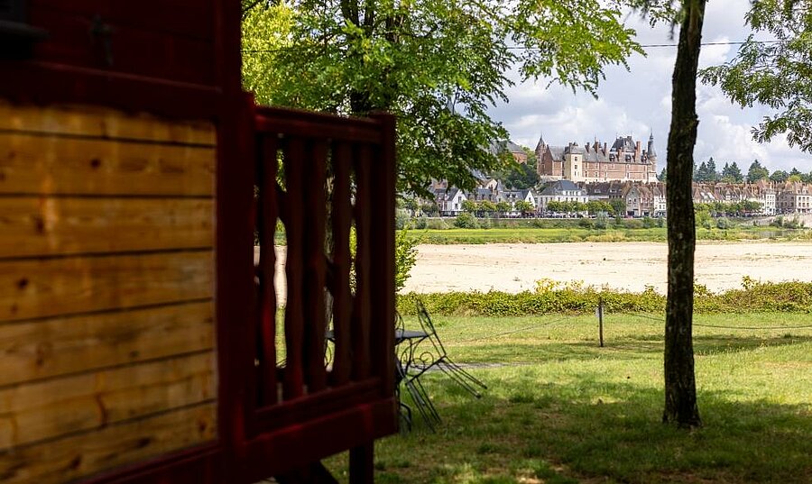 Campingaccommodatie met uitzicht op Château de Gien, in een rustige omgeving aan de Loire