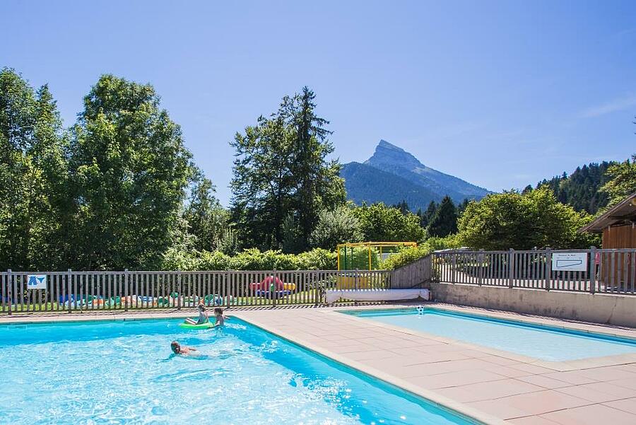 Buitenzwembad op een camping in Isère, met uitzicht op de bergen van de Chartreuse. Een ideale plek voor een familievakantie in alle rust, midden in de natuur.