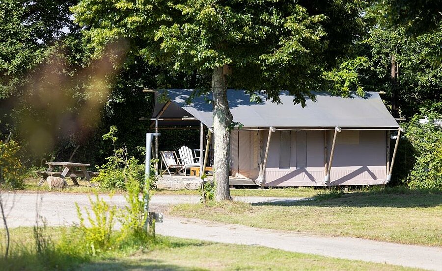 Comfortabele lodgetent op een campsite in Morbihan, ideaal voor een natuurverblijf in het hart van Bretagne.