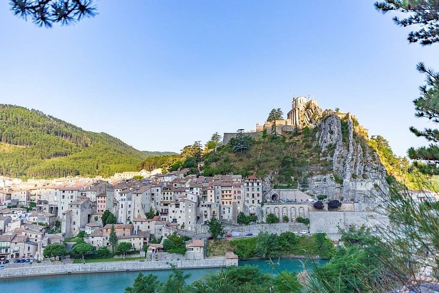 [Translate to Néerlandais:] La citadelle de Sisteron dominant la Durance, dans les Alpes-de-Haute-Provence