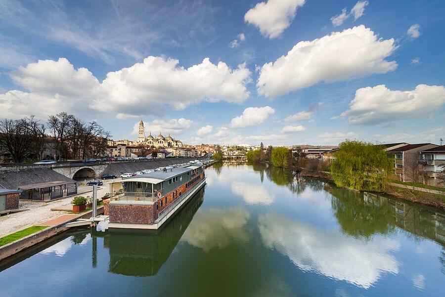 Uitzicht op Périgueux en de rustige rivier in Nouvelle-Aquitaine
