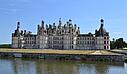 Majestueus uitzicht op het kasteel van Chambord omringd door een park, ter illustratie van een kampeervakantie in de kastelen van de Loire-vallei