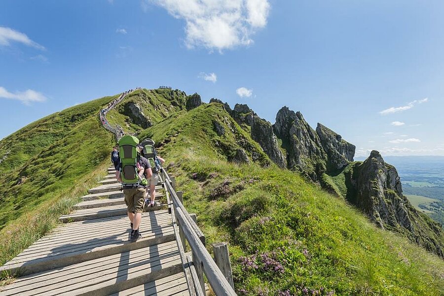 Wandelaars op het pad van de Puy de Sancy bij Mont-Dore, adembenemend uitzicht over de Auvergne.