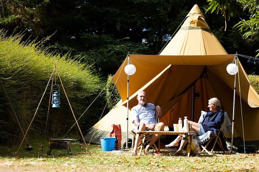 Koppel voor een bijzondere tent op een camping in het hart van de Côtes-d’Armor, voor een comfortabel en natuurlijk verblijf in Bretagne.