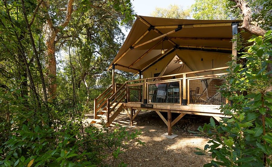 Lodgetent van hout en canvas in natuurcamping bij Porto-Vecchio, ideaal voor gezinsvakantie in Zuid-Corsica