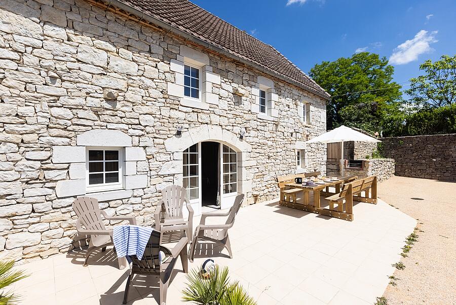 [Translate to Néerlandais:] Gîte en pierre avec grand espace extérieur et table