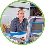 tevreden vakantieganger na een verblijf op een gezinscamping met animatie, ruime schaduwrijke staanplaatsen en schone accommodaties.