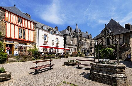 Rochefort-en-Terre met vakwerkhuizen en put, perfecte toeristische plek voor een kampeervakantie