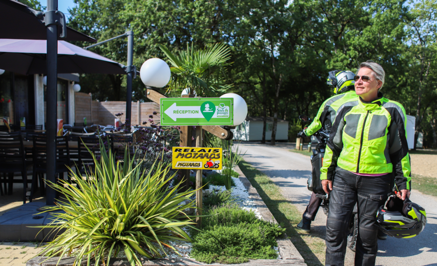 Motorrijders komen aan op een Relais Motards camping