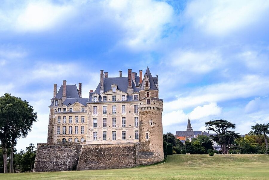 Uitzicht op Château de Brissac, het hoogste kasteel van Frankrijk, een topactiviteit tijdens je campingvakantie in de Loirevallei