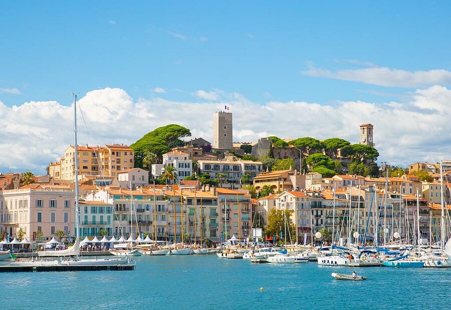 Uitzicht op de oude haven van Cannes en de wijk Le Suquet aan de Middellandse Zee, culturele bestemming tijdens een Camping Cannes vakantie.
