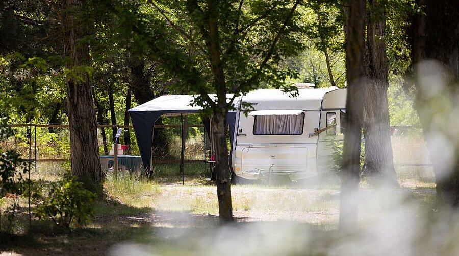Caravan op een schaduwrijk charme campingplaats, midden in de natuur, in een rustige en groene omgeving.
