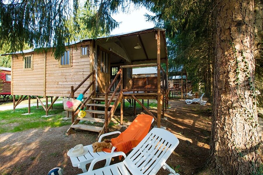 Houten lodge op palen in de natuur, bijzondere huur op een camping bij Le Puy en Velay