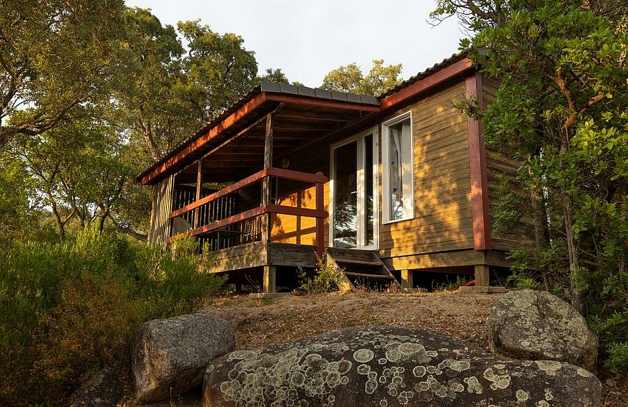 Houten chalet in de natuur op camping bij Porto-Vecchio, ideaal voor een rustige vakantie in Zuid-Corsica.