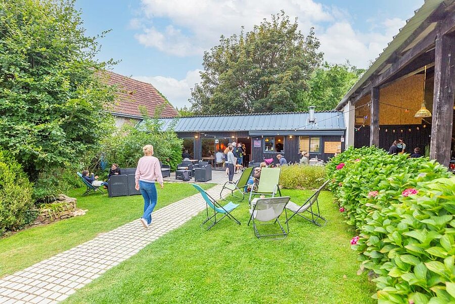 Gemeenschappelijke buitenruimte en terras op camping du Pouldu, gezellige camping nabij Moëlan-sur-Mer voor ontspannen vakantie.