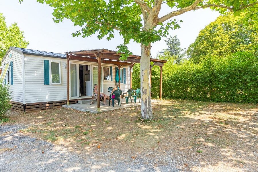 Stacaravan met overdekt terras op een charme camping in de Alpes-de-Haute-Provence, met comfort en rust voor een gezinsvakantie.