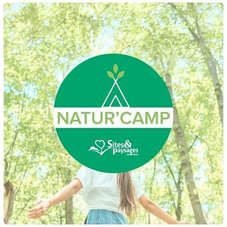 Logo van het Natur’Camp-handvest in het hart van een bos, als symbool van de inzet van de Sites et Paysages campings voor een ecologische en duurzame charme camping.