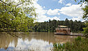 Unieke accommodatie op een drijvend huis midden in een vijver, voor een bijzondere ervaring in de natuur.