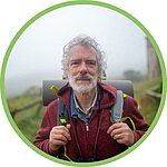 [Translate to Néerlandais:]  vacancier découvrant avec plaisir un camping accueillant pour les familles et leurs animaux, au cœur d’un environnement naturel.