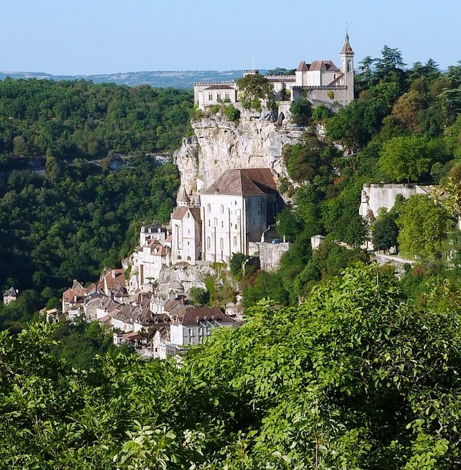 Panoramisch uitzicht op Rocamadour, een middeleeuws dorp hoog op een klif, midden in de Lot, vlak bij uw charme camping in Rocamadour.